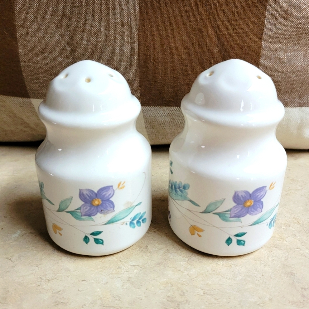 Vintage Pfaltzgraff ceramic floral pattern hand painted salt/pepper shake